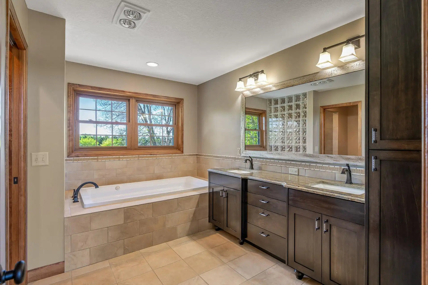 4864 Crown Lane, Woodbury, MN 55129