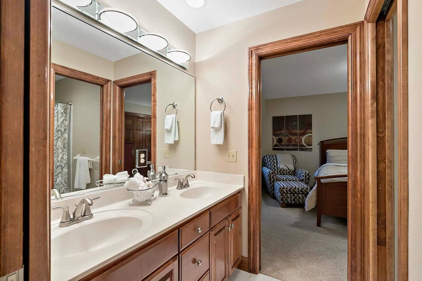 1504 Summit Oaks Court, Burnsville, MN 55337